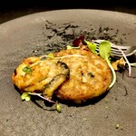 The Momentum by Porsche - イタリア野菜リーフと揚げた牡蠣を牡蠣のテリーヌでサンドした料理だそうです。