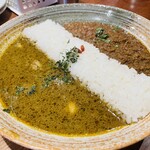 Azabu Juuban Yakuzen Kare Shin Kai - ２種盛り薬膳カレー（スリランカ風薬膳スープカレー、豚挽肉と唐辛子のカレー）