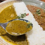 Azabu Juuban Yakuzen Kare Shin Kai - ２種盛り薬膳カレーのうちスリランカ風薬膳スープカレーをスプーンで