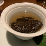 アカ - スペインの生ハムハモンセラーノからとったスープ、トリュフ掛け