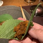 アカ - 馬肉をエゴマの葉に巻いて