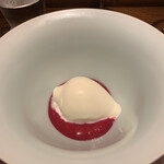 アカ - 山羊のミルクの塩アイスとビーツのソース