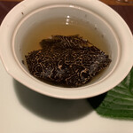 アカ - スペインの生ハムハモンセラーノからとったスープ、トリュフ掛け