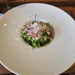 オステリア プロフーモ - 生ハムとパルミジャーノレッジャーノのベビーリーフサラダ