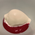 アカ - 山羊のミルクの塩アイスとビーツのソース