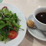 Cento per Cento  - パスタランチにセットのサラダとドリンクは250円。ホットコーヒーか紅茶を選ぶとお代わり無料です♬