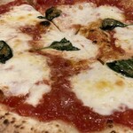 カプリチョーザ - マルゲリータアップ写真　笑