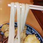 梅田 釜たけうどん - 太くてコシもあり けっこうな弾力のうどん