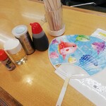 藤ろう - うちわで暑さをしのぐ