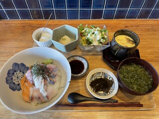 呼子活イカ 博多巻き串 燈 - 海鮮丼御膳　１８００円