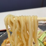 鴻運 - 町中華らしからぬもっちり中太麺。コシもあって良い食感