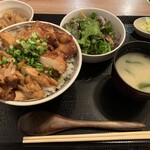 Shio Horumon Nanaichini Oodoori Honten - 炭火焼き鶏もも丼　850円