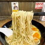Yoshibe - ヨシベーラーメン醤油太麺　麺リフト