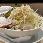 麺や えいちつー - ラーメン　味玉　白ネギ　トッピング　アップ