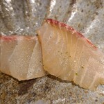 馳走 啐啄一十  - ⑧伊佐木(山口県産、3日寝かせ)
      産卵は初夏～初秋、旬は初夏～初秋、
      軽く醤油洗いしてあり伊佐木の脂の甘みある旨みが増しモチモチ食感ともに別格な味わい