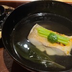 馳走 啐啄一十  - ⑤炭火焼き白甘鯛&三つ葉の茎載せ、丘若布添え、利尻昆布と血合抜き鮪節の出汁のお椀
      お出汁は透明感がありながらも輪郭がはっきりしたキレのある味わい
      血合い抜き鮪節は透明感のある旨みが特徴