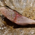 馳走 啐啄一十  - ⑪真鯵(静岡県焼津産、サスエ前田魚店)
      産卵期は春～夏、旬は秋～冬
      桜蝦を食べているので滋味深く、夏の個体ですが脂の旨みもあります
      瀬戸内海産とはまた異なった味わいですね