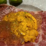 馳走 啐啄一十  - ⑫高森和牛(山口県周東産、沼本カット)腿肉の生ハム、赤雲丹(山口県上関産、明礬無)載せ、出汁ジュレ掛け、青フルーツトマト添え
      上品な甘みと旨みを持つ赤雲丹を組み合わせ、比較すべきものがない美味しさ