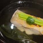 馳走 啐啄一十  - ⑤炭火焼き白甘鯛(愛媛県八幡浜産)&三つ葉の茎載せ、丘若布添え、利尻昆布と血合抜き鮪節の出汁のお椀
      産卵は夏～秋、旬は冬～春
      お出汁に浸りつつもパリッとした白甘鯛は上品な旨み&甘みが印象的