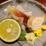 馳走 啐啄一十  - ④湯引き本ミル貝(愛媛県四国中央産)、金魚草&漬け茗荷添え
      産卵は春～秋、旬は春
      湯引きで薄皮を剥き、コキュコキュした食感と旨みを楽しみました