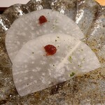 馳走 啐啄一十  - ⑩氷水〆大根、梅肉載せ(口直し)
      氷水で〆ただけなのにほんのりと甘さがあり、梅肉のアクセントと柚子皮の香りでサッパリします