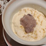 馳走 啐啄一十  - ⑯白胡麻プリン、漉餡載せ
      モチモチぶるぶるな食感と控えめな甘さ、滑らかな口溶け、こし餡も溶ける様な円やかさ
      白胡麻の香りが宴の終演を彩ります