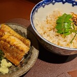 馳走 啐啄一十  - ⑮出汁炊き込みご飯と炭火焼き海鰻(広島県吉島産)
      鰻の脂で身の表面を揚げ焼きにし皮はパリパリ、中はフワッとしており、脂の滋味深い旨みを堪能