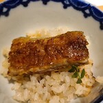 馳走 啐啄一十  - ⑮出汁炊き込みご飯と炭火焼き海鰻(広島県吉島産)
      鰻の脂で身の表面を揚げ焼きにし皮はパリパリ、中はフワッとしており、脂の滋味深い旨みを堪能