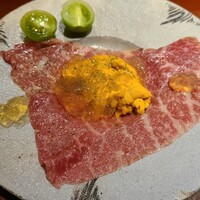 馳走 啐啄一十  - ⑫高森和牛(山口県周東産、沼本カット)腿肉の生ハム、赤雲丹(山口県上関産、明礬無)載せ、出汁ジュレ掛け、青フルーツトマト添え
                      上品な甘みと旨みを持つ赤雲丹を組み合わせ、比較すべきものがない美味しさ