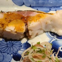 馳走 啐啄一十  - ②炭火炙り焼き真鯵(山口県周防大島産、1.6kg)、自家製柚子胡椒添え
                    根付き個体で脂のりが良く皮がシルバーになっており、肉厚で脂のりもバッチリ、生命力の強さを実感する強烈な味わい