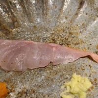 馳走 啐啄一十  - ⑨金目鯛(静岡県駿河湾産、サスエ前田魚店、18日熟成)
                    前田尚毅氏が禁術解禁して手掛けた14日熟成を更に4日寝かせたスペシャル
                    張りを維持しつつも深みを増した旨みを湛え、異次元とも言うべき味わい