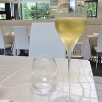 クイントカント - 窓に背を向けても外の緑が見えます