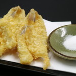 美濃屋 文右衛門 - キスの天ぷらを4尾。 ご注文を受けてから揚げます。 ※ご希望の方には天つゆもご用意します。