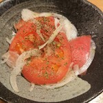 大衆日本酒バル ふとっぱらや - トマトと、玉ねぎのサラダ