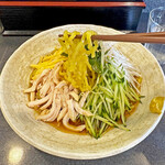 石山商店 - 麺は黄色い縮れ麺