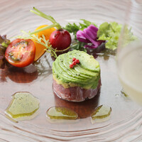 マグロとアボカドのタルタル　鎌倉野菜バジル風味