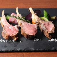 仔羊ロース肉と鎌倉野菜のロースト　アーモンドパセリ風味