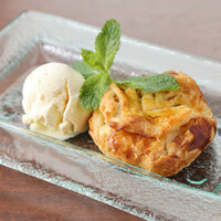 温かい自家製アップルパイ バニラアイス添え