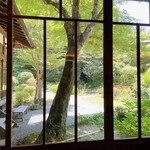 Kikka sou - 歪みのあるガラス越しに庭園