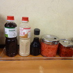 神戸らんぷ亭 - 紅ショウガ、福神漬け、ドレッシング、醤油・・