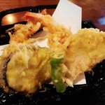 Kitahama Ishikoro - カラリと揚げ立ての香ばしい天ぷらは、細いけど甘味の強い海老が2尾にジューシーなナス、長いもやししとうなど♪きめ細かいお塩か、大根おろし入りの天つゆで