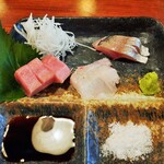 Kitahama Ishikoro - 新鮮なお刺身はマグロ、平目、アジの3種類！マグロはトロッとなめらかで旨味がねっとり、プリッと鮮度の良い平目に脂が乗ったアジのお造りまで