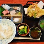 Kitahama Ishikoro - これは豪華～！新鮮な3種類の刺身に揚げ立ての天ぷら、小鉢にお出汁が香るお吸い物、ピカピカのご飯付き♪海老と野菜の天ぷらと刺身1,000円