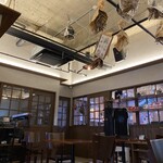 カフェ&ヘアーサロン リバーブ - 内観1 右奥はカットサロン