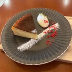 カフェ&ヘアーサロン リバーブ - 自家製バスクチーズケーキ