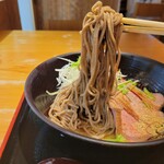 そば処 為治郎 - 冷やし鴨そばの麺リフト