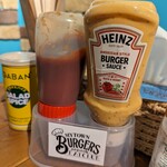 MYTOWN BURGERS - このHEINZのソース。反則級に美味しい。