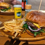 MYTOWN BURGERS - マイタウンバーガー+チェダーチーズ。