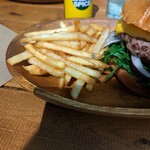 MYTOWN BURGERS - 細いポテト。付け合せとしては量がしっかり。