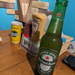 MYTOWN BURGERS - ハイネケンと卓上アイテム。